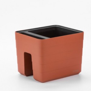 SELF-WATERING RAIL FLOWER BOX